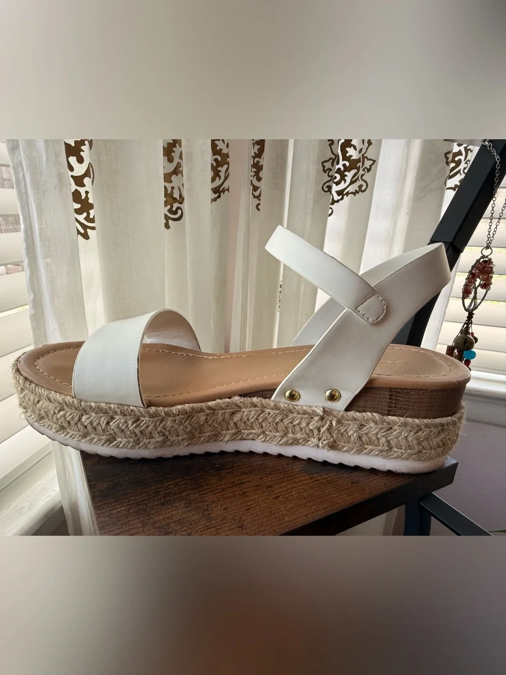 Soda Women’s White Flatform Sandals, size 9